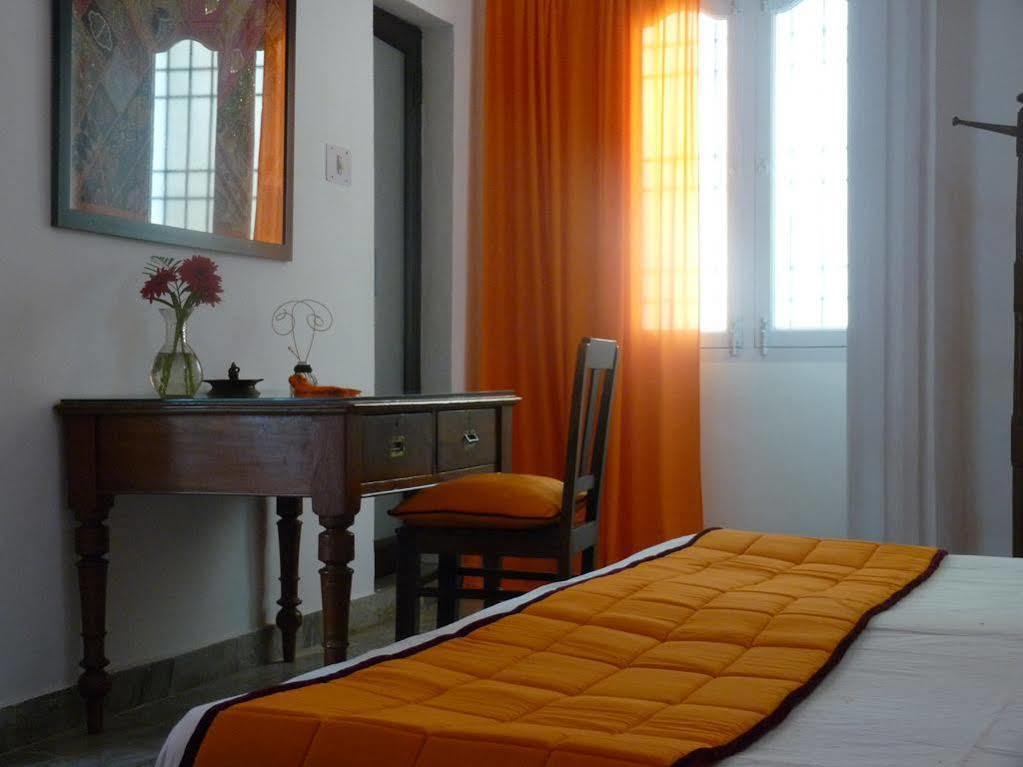 L'Escale Hotel Пондичери Екстериор снимка